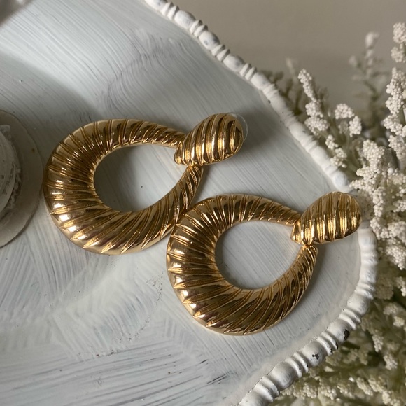 Gold Oval Hoop Detailed Earrings - Picture 9 of 16